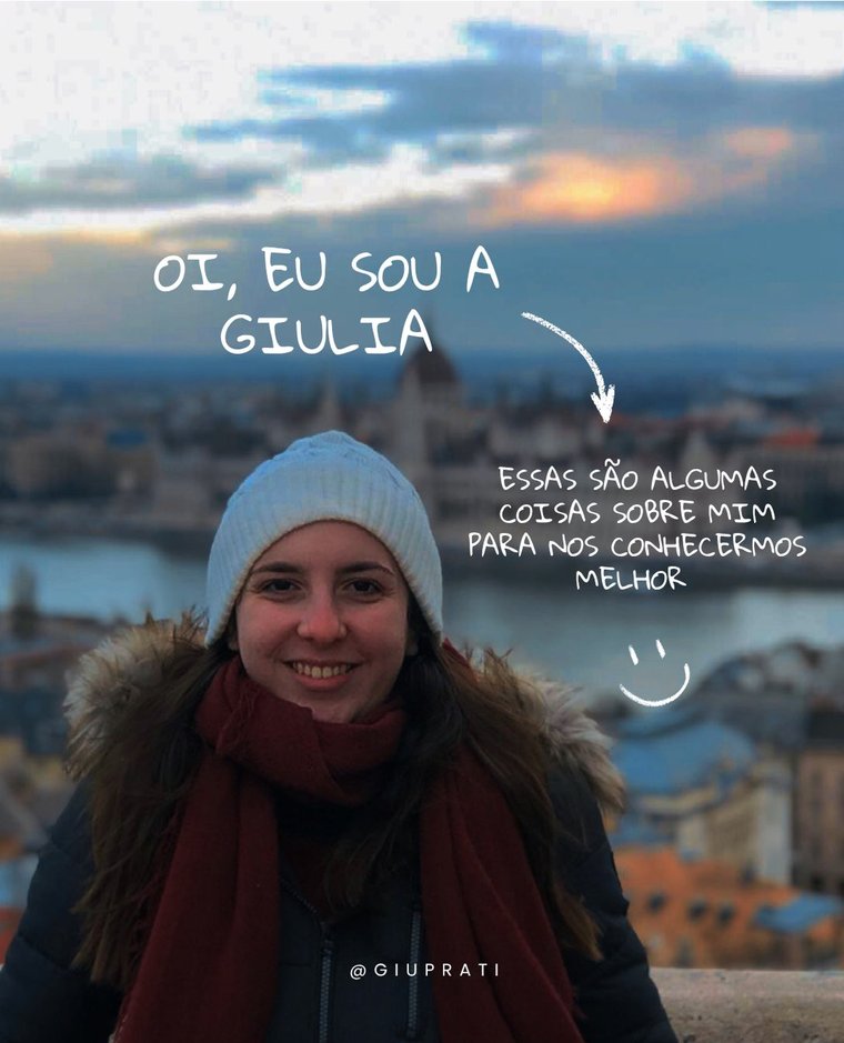 Giulia se apresentando, em frente a uma paisagem urbana