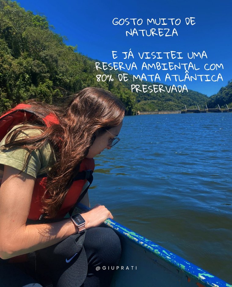 Giulia em um barco em reserva de Mata Atlântica